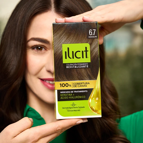 Mujer sostiene entre sus manos una caja de tintura de pelo Ilicit.