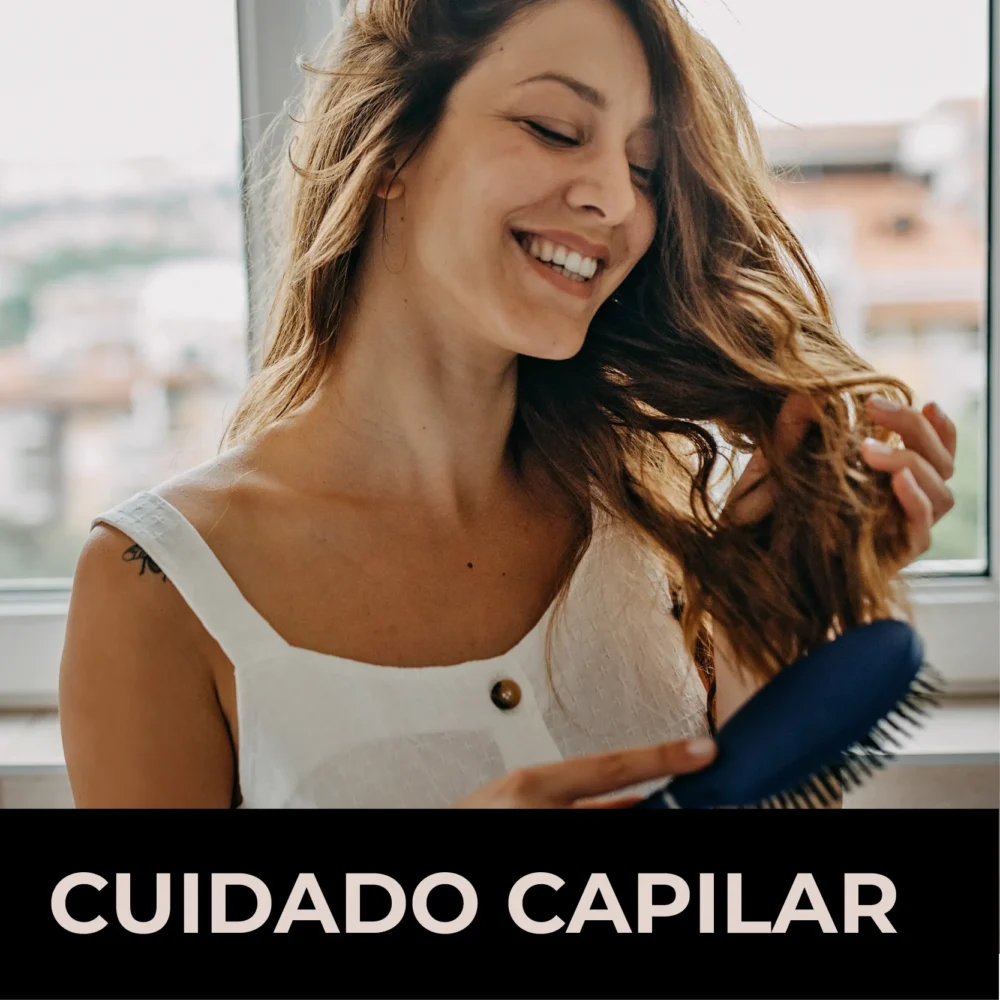 Imagen de una mujer peinándose con la frase 